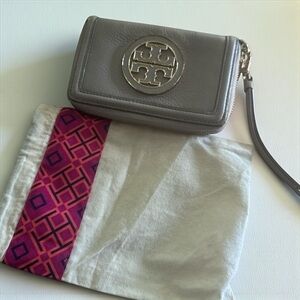✨ Tory Burch Amanda Gray Pebbled Leather Wristlet Wallet ✨